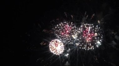 Gece gökyüzünde havai fişek patlaması.