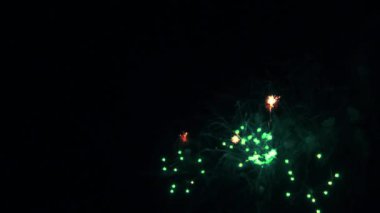 Gece gökyüzünde havai fişek patlaması.