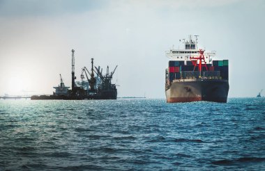 Konteyner Kargo gemisinin lojistik ve taşımacılığı.