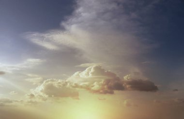 Küçük bulutlu mavi gökyüzü arkaplanı