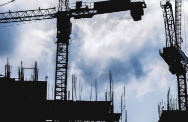 Siluet Şehri çalışanı, inşaat ekipleri yüksek zeminde ağır sanayi üzerinde çalışacak.