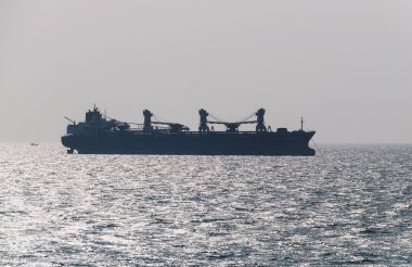 Uluslararası konteyner gemisinin okyanusta lojistik ve taşımacılığı