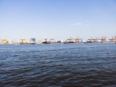 Uluslararası konteyner gemisinin okyanusta lojistik ve taşımacılığı