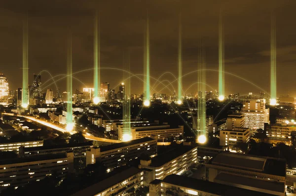 具有无线网络连接概念 抽象通信技术概念的城市 — 图库照片