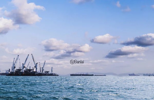 Uluslararası konteyner gemisinin okyanusta lojistik ve taşımacılığı