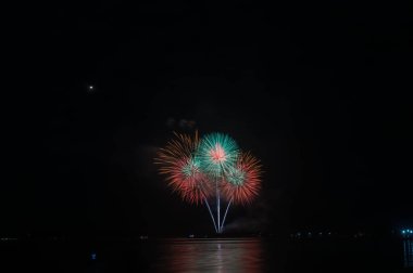 Metin için boş alanı olan soyut renkli havai fişek arkaplanı