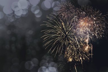 Metin için boş alanı olan soyut renkli havai fişek arkaplanı