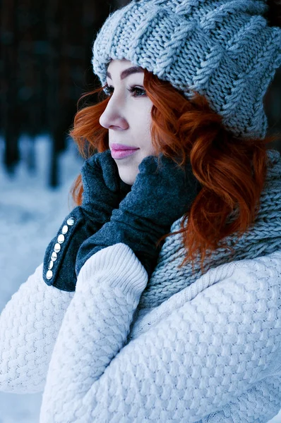 Young fashion woman in winter forest — Stock Photo, Image