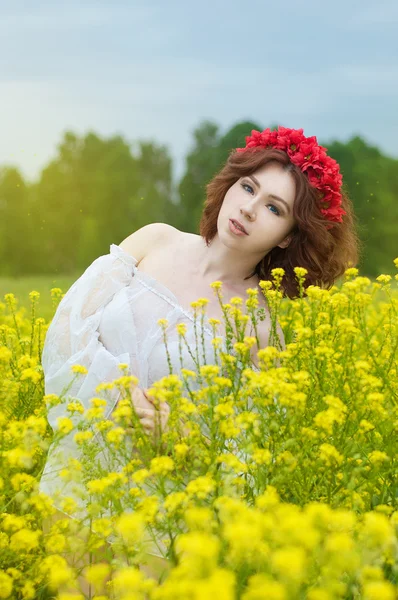 Young beautiful fashion woman in the field — Stock Photo, Image