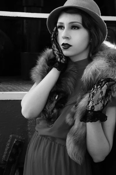 Lokomotif ile retro giysili kadın güzel moda