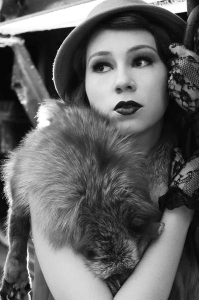 Lokomotif ile retro giysili kadın güzel moda