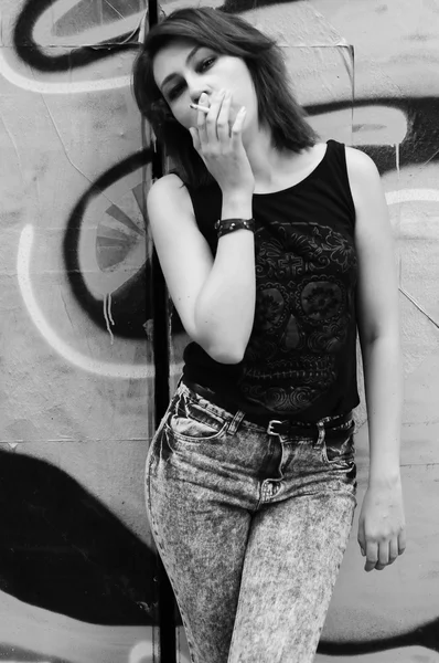 Pouliční portrét krásné mladé ženy — Stock fotografie
