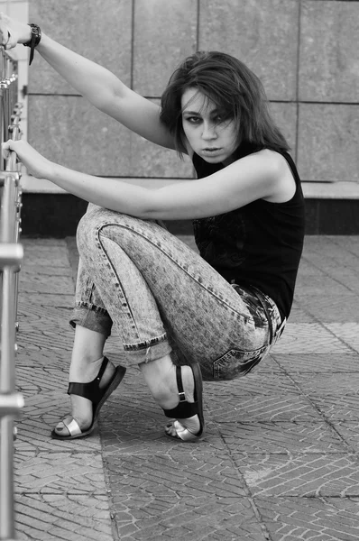 Straßenporträt einer schönen jungen Frau — Stockfoto