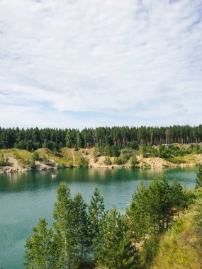Yüzyıllar öncesinin çam ağaçlarıyla çevrili bir dağ vadisinde berrak sularla dolu mavi bir göl.