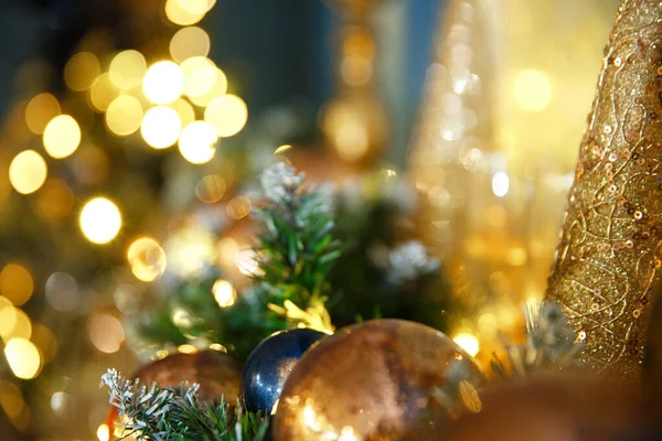 Heldere Kerstverlichting Ballen Speelgoed Hangen Avonds Aan Boom Schitteren Verschillende — Stockfoto