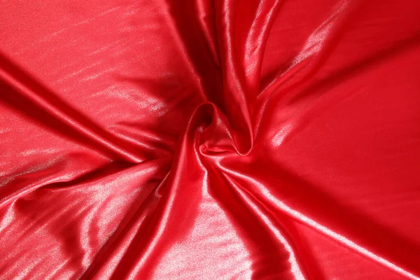 折り畳まれた赤い繊維のサテン生地と光のハイライトとテクスチャのシマーと波 — ストック写真
