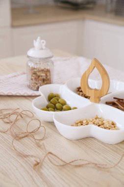 Sabahları parlak bir İskandinav mutfağında fındık ve diğer atıştırmalıklarla servis edilen bir ziyafet tabağı.