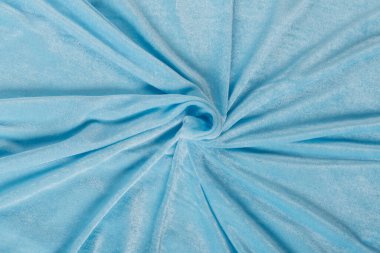 Renkli mavi tekstil kumaşı kıvrım kıvrım kıvrım ve dalgalar halinde ışık saçar.