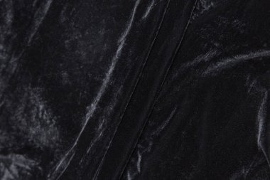 Renkli siyah tekstil kumaşı kıvrımlar ve dalgalar halinde kıvrılmış, parlak ışık ve desen parıldıyor.