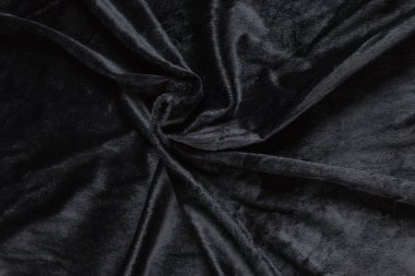 Renkli siyah tekstil kumaşı kıvrımlar ve dalgalar halinde kıvrılmış, parlak ışık ve desen parıldıyor.