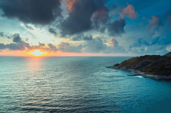 vista panorámica de la isla durante la puesta del sol