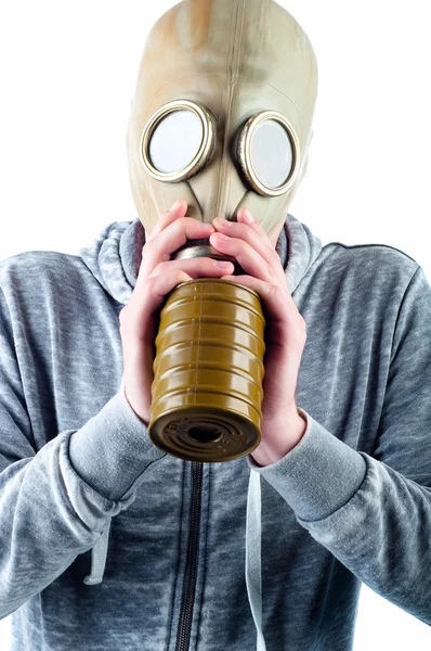 Genç adam bir gaz maskesi takıyor — Stok fotoğraf