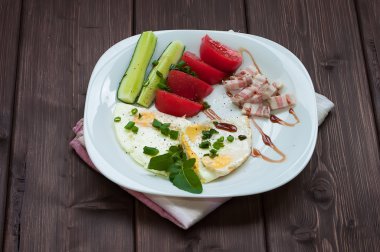 Sahanda yumurta ve sebze