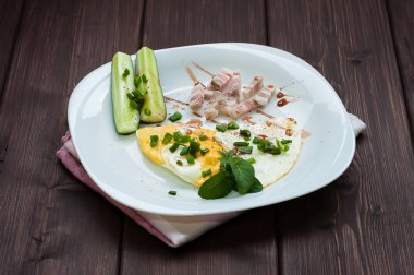 Sahanda yumurta ve sebze