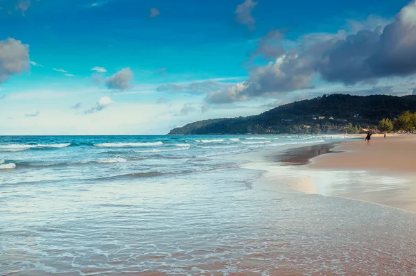 Tropická pláž a modrá obloha v Phuketu — Stock fotografie