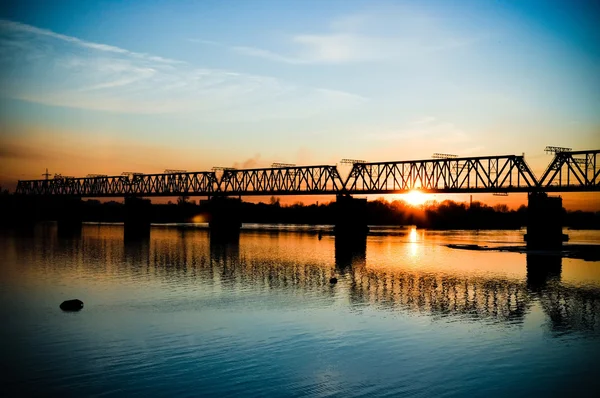 Pont traversant la rivière au coucher du soleil — Photo