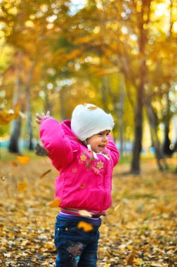 gülüyor ve sonbaharda oynayan bebek kız