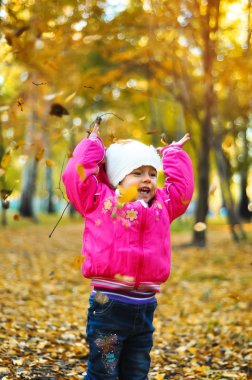 gülüyor ve sonbaharda oynayan bebek kız