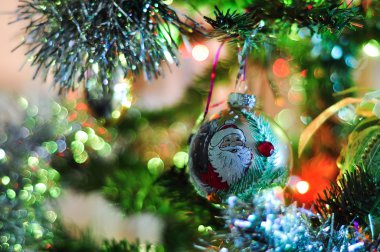 Bulanık bir şekilde dekore edilmiş Noel ağacı