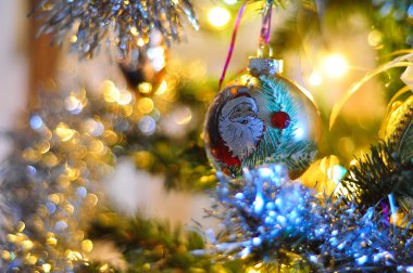 Bulanık bir şekilde dekore edilmiş Noel ağacı