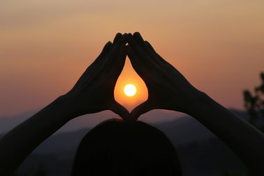 Günbatımı ve eller