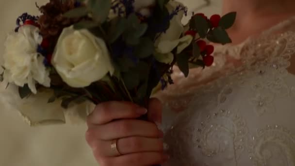 Bouquet de mariage entre les mains de la mariée et du marié — Video