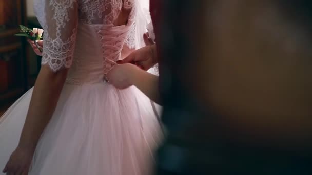La mariée se prépare. belle mariée en robe de mariée blanche avec coiffure et maquillage lumineux. Joyeux sexy fille en attente de marié. Dame romantique en robe de mariée ont la préparation finale pour le mariage 