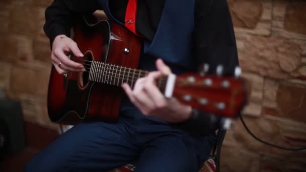 Homem tocando em uma guitarra acústica de 6 cordas — Vídeo de Stock