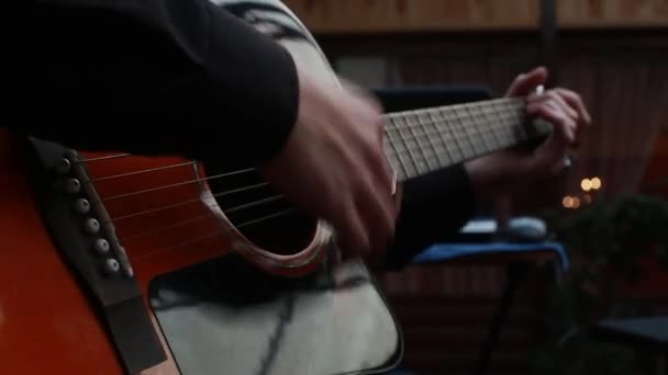 Man spelar på en 6-strängad akustisk gitarr — Stockvideo