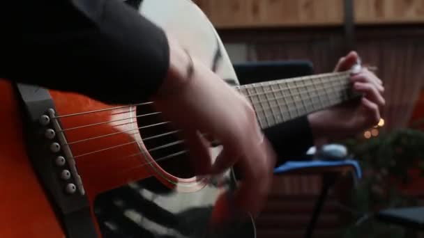 Hombre tocando en una guitarra acústica de 6 cuerdas — Vídeo de stock