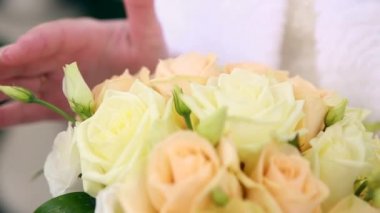 Düğün buket çiçek yeşil zemin üzerine gelinin elinde