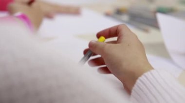 el ile bir şey yazmaya kalem ve silme lastik