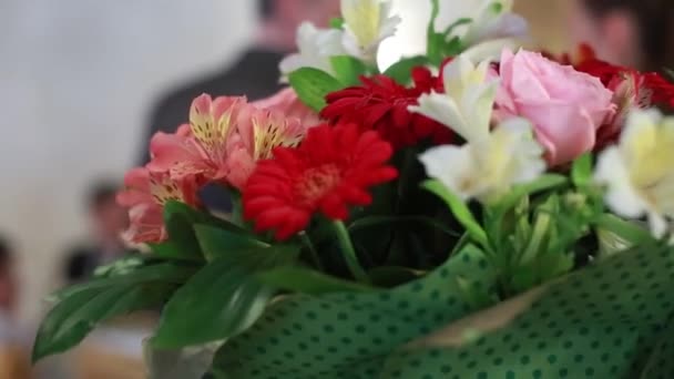 Buquê de casamento de flores em mãos da noiva em fundo verde — Vídeo de Stock