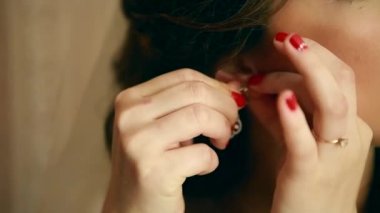 Güzel esmer, şık gelin sabah odada hazırlanıyor.