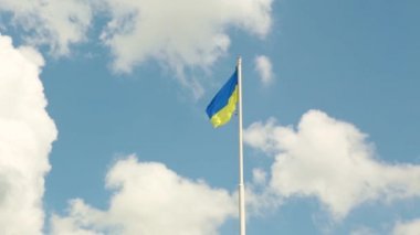 gökyüzü ve bulutlar üzerinde Ukrayna Ulusal sarı ve mavi bayrak