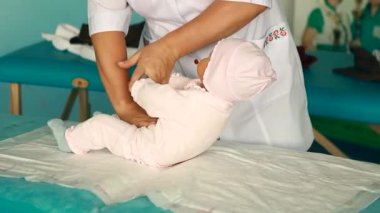 CPR eğitim bebek ile bir yandan sıkıştırma performans kadın