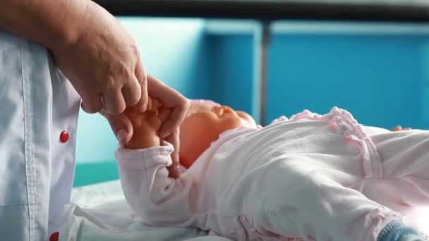 Femme effectuant une RCR sur une poupée d'entraînement pour bébé avec compression d'une main — Video