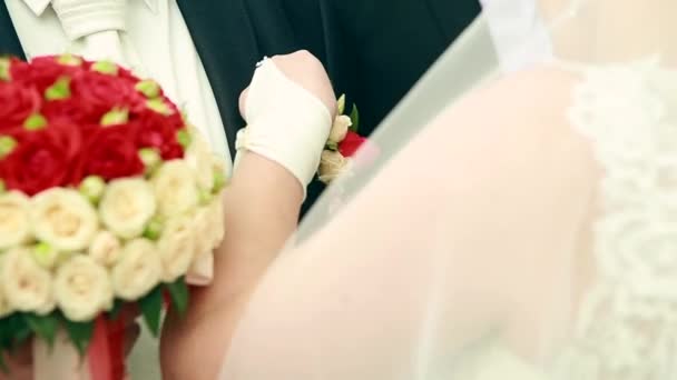 La sposa tiene il bouquet da sposa — Video Stock