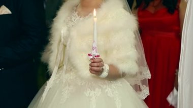 Düğün kilise, gelin ve damat. Yunan Katolik düğün töreni. Gelin ve damat ile kilisede mumlar.