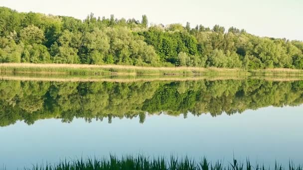 Gyönyörű kilátás nyílik a kék tó és hegyek — Stock videók